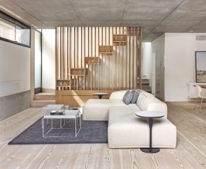 Деревянная лестница в гостиной Деревянная лестница в гостиной