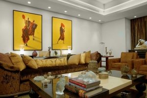 По периметру потолка расположен короб из гипсокартона По периметру потолка расположен короб из гипсокартона