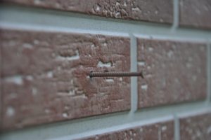 Крепление фиброцементной панели к каркасу с помощью саморезов Крепление фиброцементной панели к каркасу с помощью саморезов