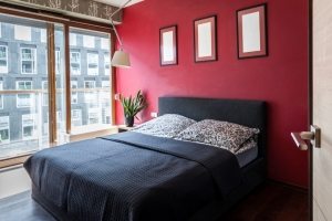 Стена в спальне выкрашена в яркий вишневый цвет Стена в спальне выкрашена в яркий вишневый цвет