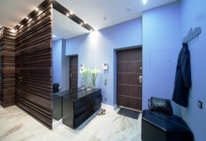 Оштукатуренные и окрашенные дверные откосы в прихожей Оштукатуренные и окрашенные дверные откосы в прихожей