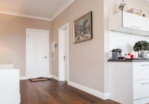 Стиль входной двери отлично вписывается в интерьер современной квартиры Стиль входной двери отлично вписывается в интерьер современной квартиры