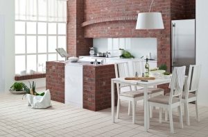 Рабочая зона кухни оформлена с использованием облицовочной клинкерной плитки Рабочая зона кухни оформлена с использованием облицовочной клинкерной плитки