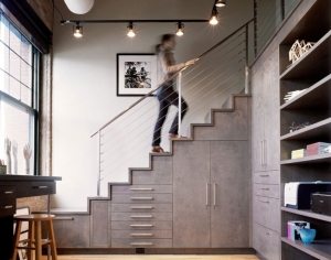 Под лестницей оборудован шкаф для хранения вещей Под лестницей оборудован шкаф для хранения вещей