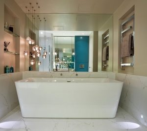 Люстра в ванной комнате должна быть выполнена из влагозащитных материалов Люстра в ванной комнате должна быть выполнена из влагозащитных материалов