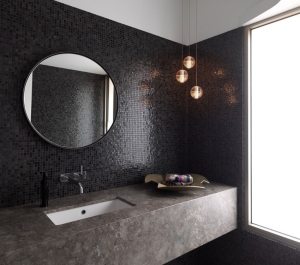 Люстра освещает умывальник и зеркало Люстра освещает умывальник и зеркало