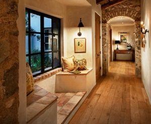 Арка в прихожей облицована камнем Арка в прихожей облицована камнем