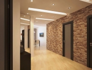 Одна из стен прихожей облицована камнем, остальные - оклеены однотонными обоями Одна из стен прихожей облицована камнем, остальные - оклеены однотонными обоями