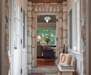 Стены прихожей облицованы крупным камнем Стены прихожей облицованы крупным камнем