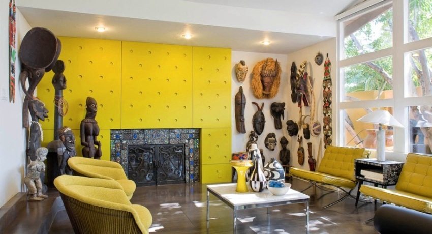 Одна из стен в гостиной оформлена ярко-желтыми декоративными панелями