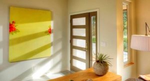 Входная металлопластиковая дверь в интерьере прихожей Входная металлопластиковая дверь в интерьере прихожей