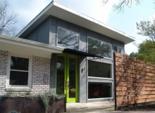 Дверь в частном доме из яркого пластика Дверь в частном доме из яркого пластика