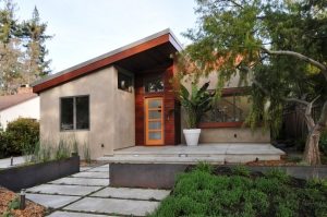 Ярко-оранжевая пластиковая дверь Ярко-оранжевая пластиковая дверь