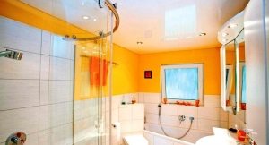 Белый натяжной потолок в ванной Плюсы и минусы натяжных потолков в ванной: фото и полезные советы