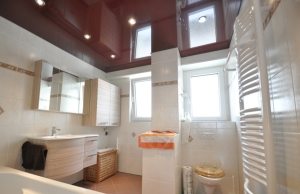 Бордовый потолок в ванной Бордовый потолок в ванной