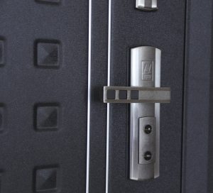 Форпост устанавливает на свои двери замки и фурнитуру компании MasterLock Форпост устанавливает на свои двери замки и фурнитуру компании MasterLock