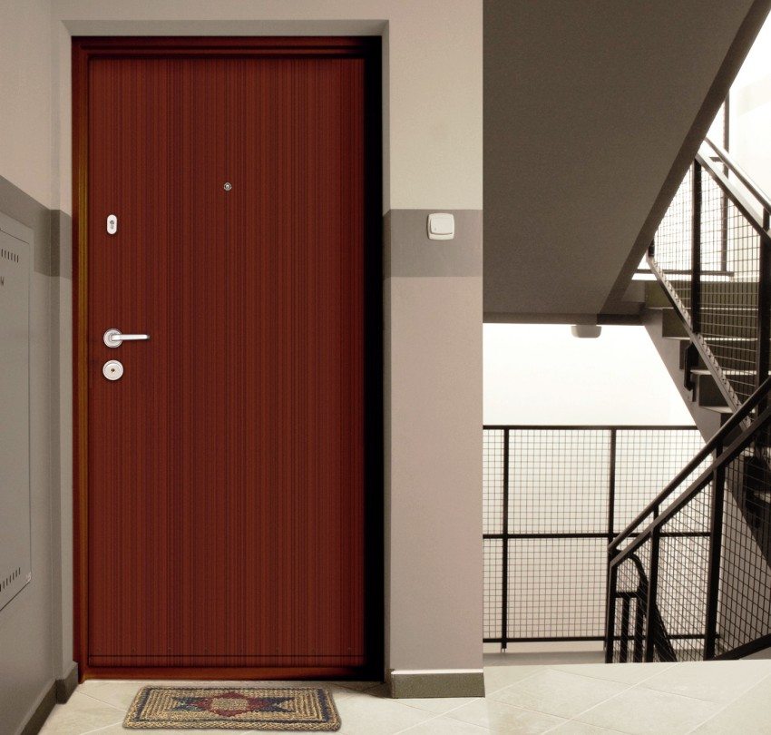 Внутренняя и внешняя обшивка двери может отличаться, в основном со стороны подъезда она более скромная