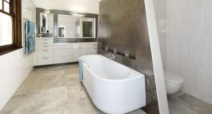 Туалет отделен от ванной скошенной перегородкой из ГКЛ Туалет отделен от ванной скошенной перегородкой из ГКЛ