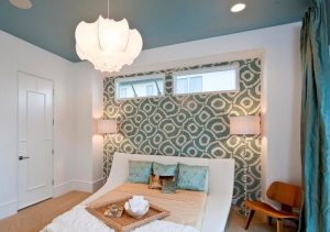 Голубой потолок в спальне Голубой потолок в спальне