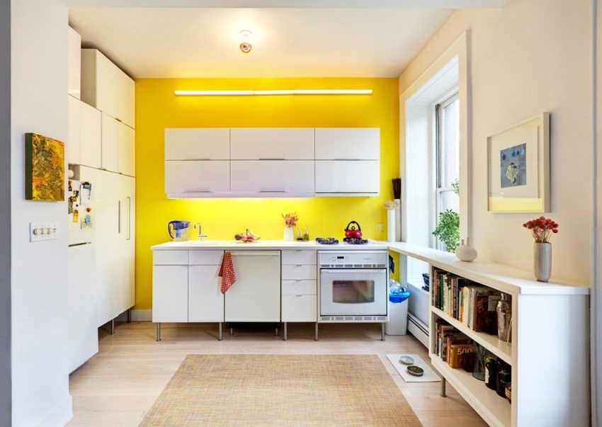 Рабочая стена кухни окрашена ярко-желтой водоэмульсионной краской