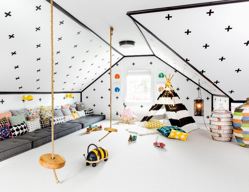 В мансардном помещении оборудована просторная детская игровая комната