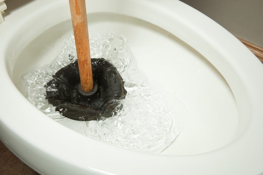 Вантуз является самым простым методом для прочистки канализации
