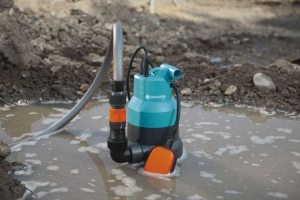 Особенность полупогружных моделей в том, что двигатель насоса остается над поверхностью жидкой массы Особенность полупогружных моделей в том, что двигатель насоса остается над поверхностью жидкой массы