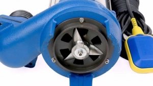 Измельчение отходов происходит с помощью встроенного ножа Измельчение отходов происходит с помощью встроенного ножа