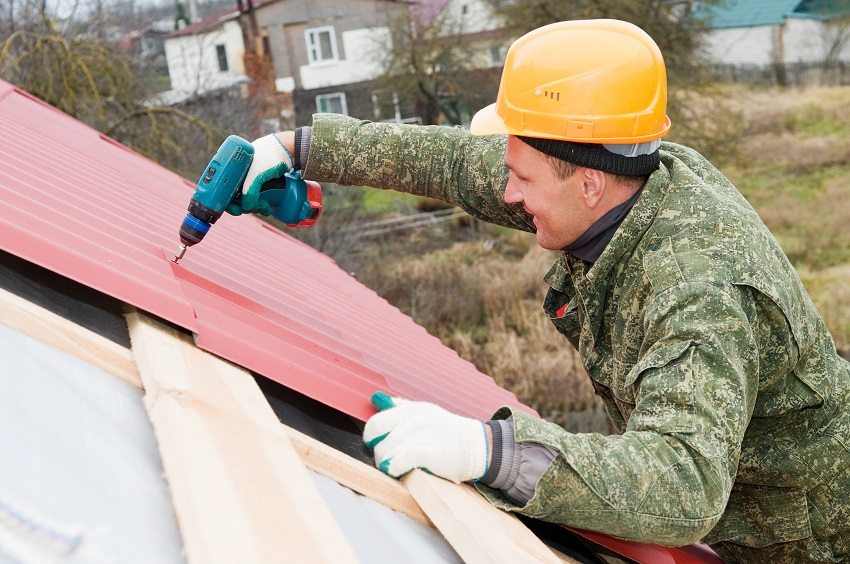 Как правильно покрыть крышу профнастилом своими руками