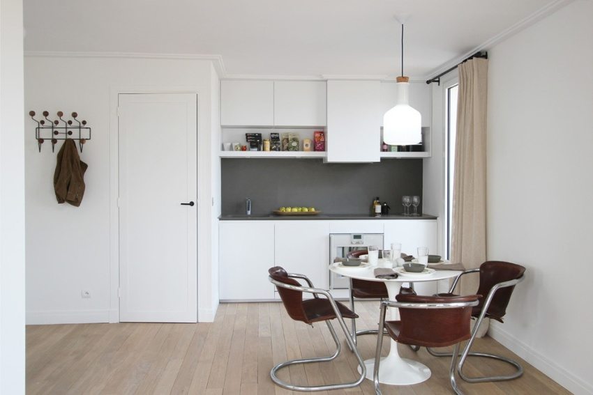 Дверь и стены современной кухни выполнены в белом цвете