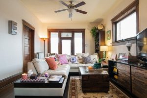 Дверь, плинтус и оконная рама выполнены из одинаковой породы древесины Дверь, плинтус и оконная рама выполнены из одинаковой породы древесины