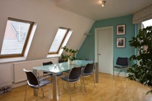 Белая дверь контрастно смотрится на фоне зеленой стены Белая дверь контрастно смотрится на фоне зеленой стены