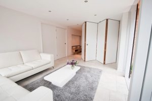 Стильная и функциональная дверь-гармошка в современном интерьере Стильная и функциональная дверь-гармошка в современном интерьере