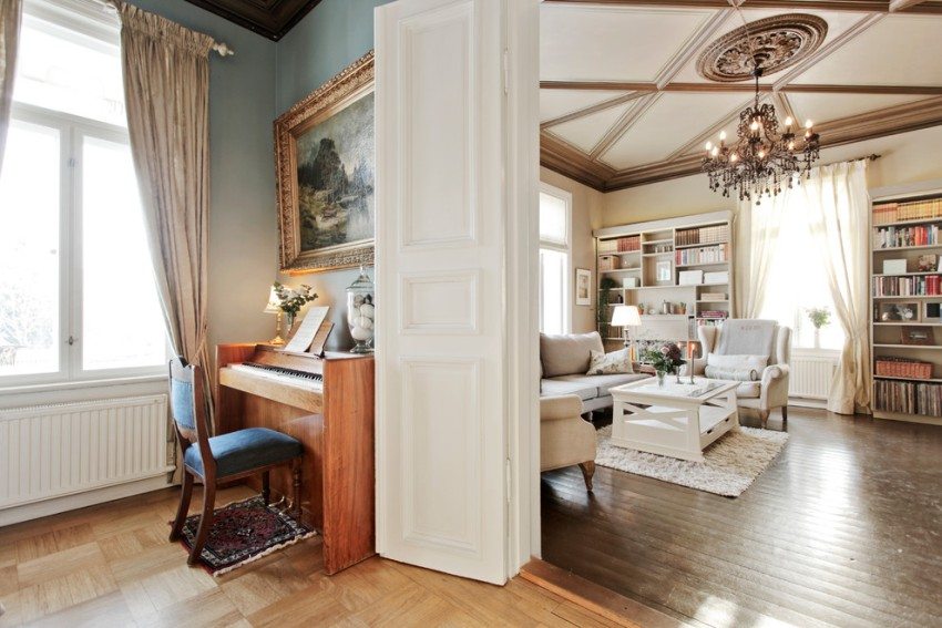 В классический интерьер прекрасно вписываются высокие деревянные двери, окрашенные в белый цвет