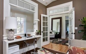 Распашная двустворчатая дверь в интерьере гостиной Распашная двустворчатая дверь в интерьере гостиной