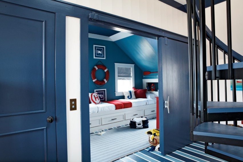 Раздвижные двери яркого синего цвета в детской комнате
