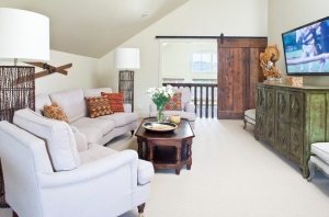 Деревянная раздвижная дверь в гостевой комнате Деревянная раздвижная дверь в гостевой комнате