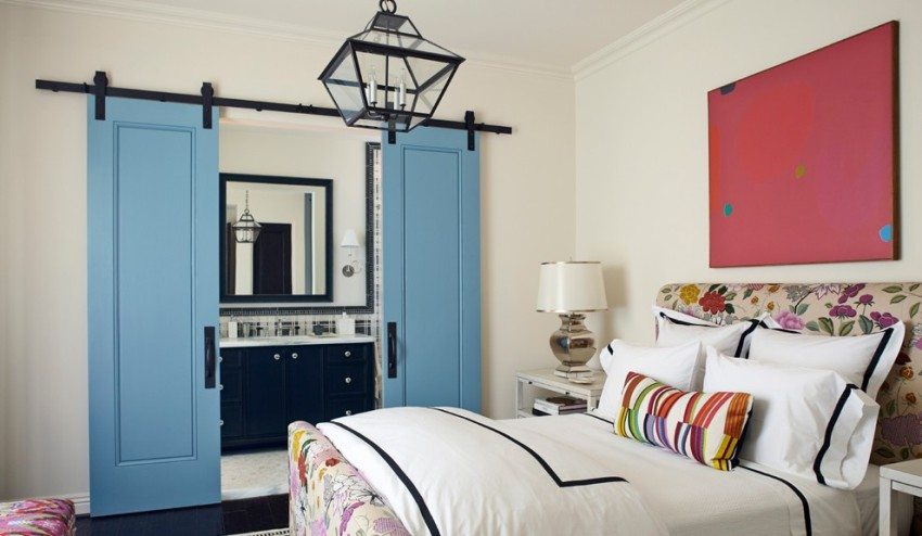 Раздвижные двери в спальне окрашены в контрастный голубой оттенок