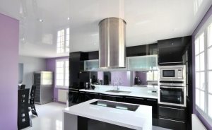 Натяжной потолок - красивое и практичное решение для современной кухни Натяжной потолок - красивое и практичное решение для современной кухни