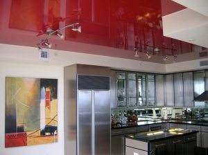 Внутри конструкции из листов гипсокартона закреплен натяжной потолок Внутри конструкции из листов гипсокартона закреплен натяжной потолок