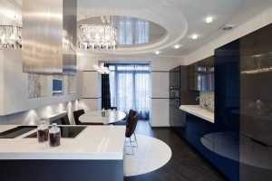 В случае затопления сверху натяжной потолок, благодаря своей эластичности, способен удержать воду В случае затопления сверху натяжной потолок, благодаря своей эластичности, способен удержать воду