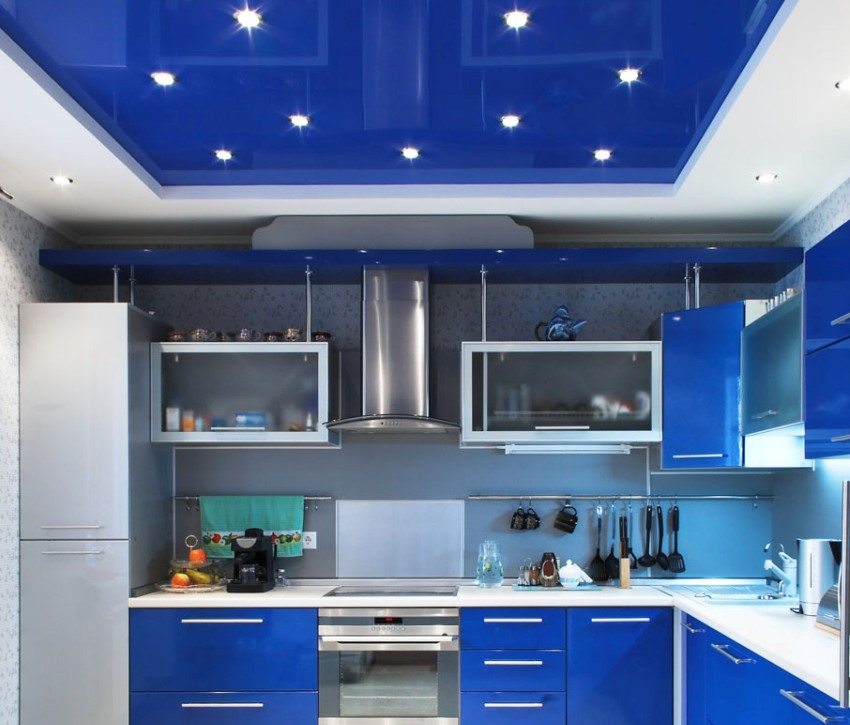 Ярко-синий натяжной потолок с вмонтированными точечными светильниками