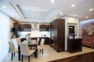 Над кухонной зоной квартиры-студии обустроен натяжной потолок Над кухонной зоной квартиры-студии обустроен натяжной потолок