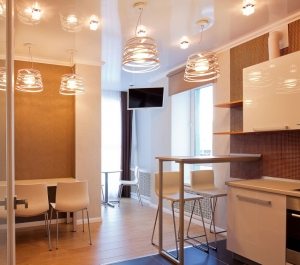 Комбинированное использование подвесных люстр и точечного освещения на кухне Комбинированное использование подвесных люстр и точечного освещения на кухне
