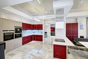 Двухуровневая конструкция из ПВХ-пленки и листов гипсокартона на потолке кухни Двухуровневая конструкция из ПВХ-пленки и листов гипсокартона на потолке кухни