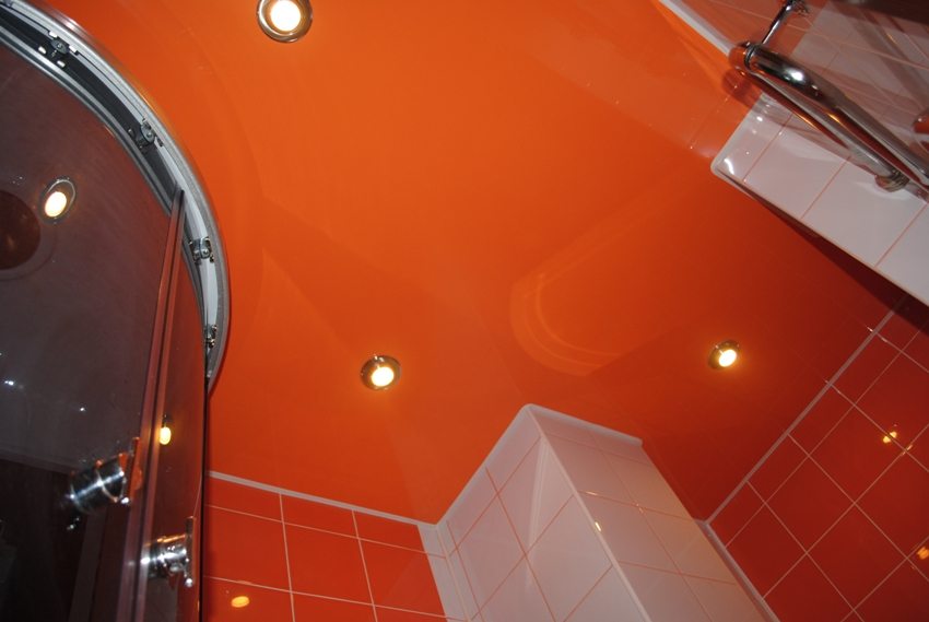 Ярко-оранжевый потолок в современной ванной