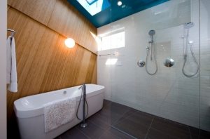 Яркий бирюзовый натяжной потолок в оформлении ванной комнаты