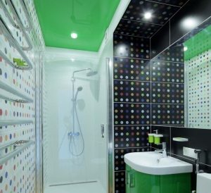 Эффектный ярко-зеленый натяжной потолок в ванной комнате