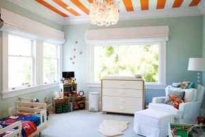 Разноцветный натяжной потолок в детской спальне