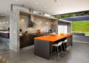 Наливной пол обладает высокими влагоотталкивающими свойствами, поэтому его можно обустраивать в кухнях и ванных комнатах Наливной пол обладает высокими влагоотталкивающими свойствами, поэтому его можно обустраивать в кухнях и ванных комнатах